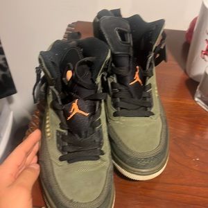 I’am selling this green Jordan’s they so brand new just wear it couple of times.